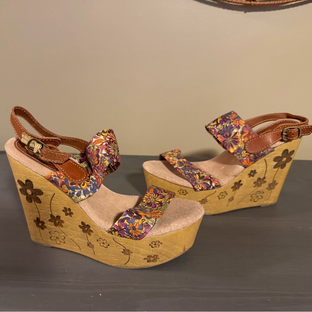 Sbicca Fabiana Retro Platform Floral Multi-Color Wedge Sandals - Picture 2 of 9